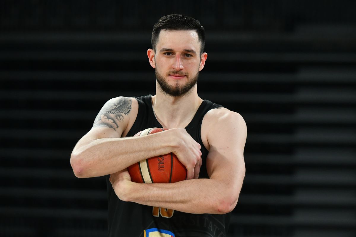 Zach Hankins în polivalenta clujeană, prin obiectivul fotoreporterului GSP: lumea văzută de la 2.11 m. înălțime