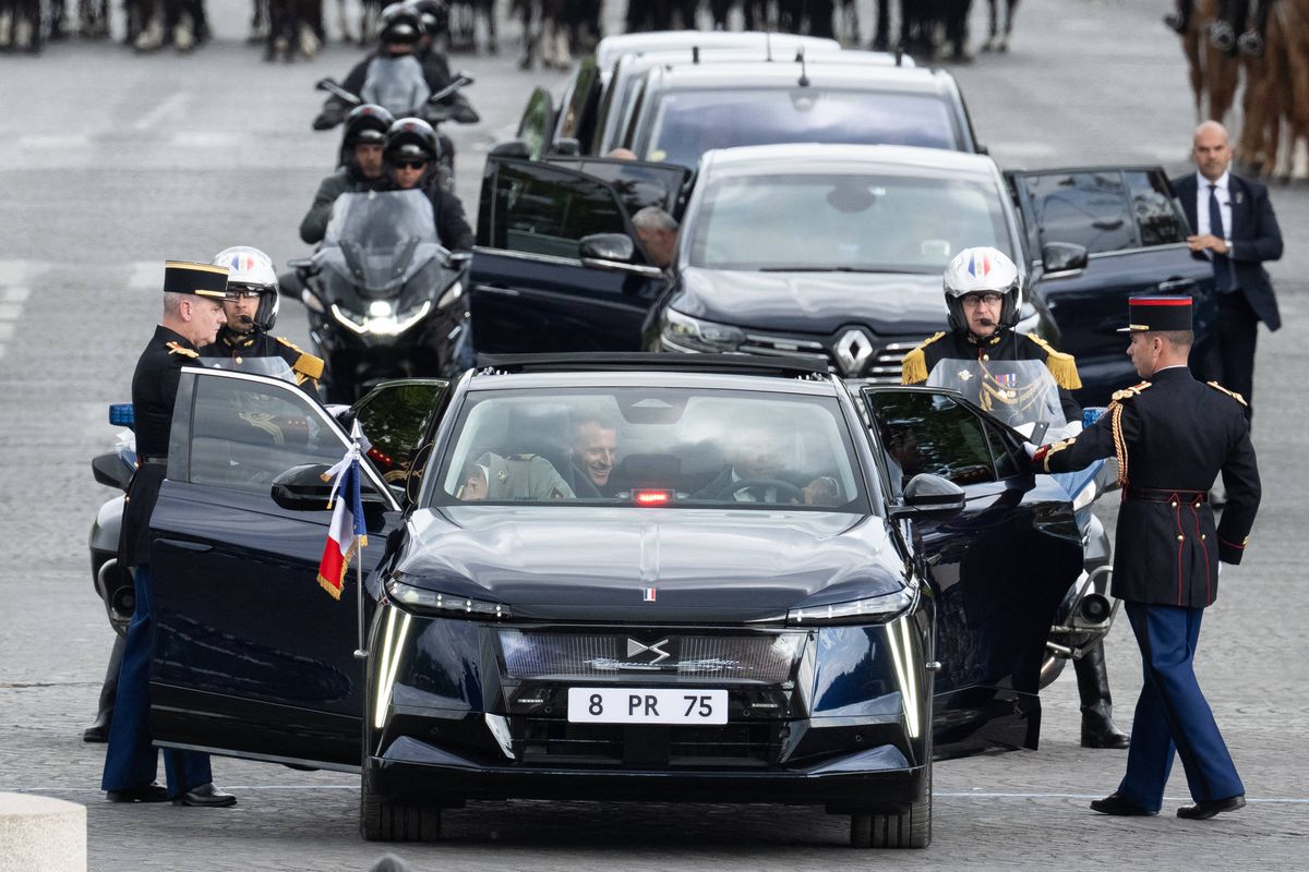 Președintele Franței va avea o mașină unică în lume! Imagini senzaționale cu SUV-ul electric