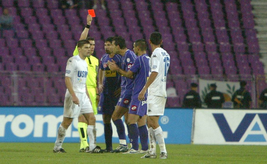 Cine este Istvan Kovacs, „centralul” care va arbitra finala Ligii Campionilor » Drumul dintr-un apartament din Carei, „șpaga” de 2 lei și debutul cu „roșu”