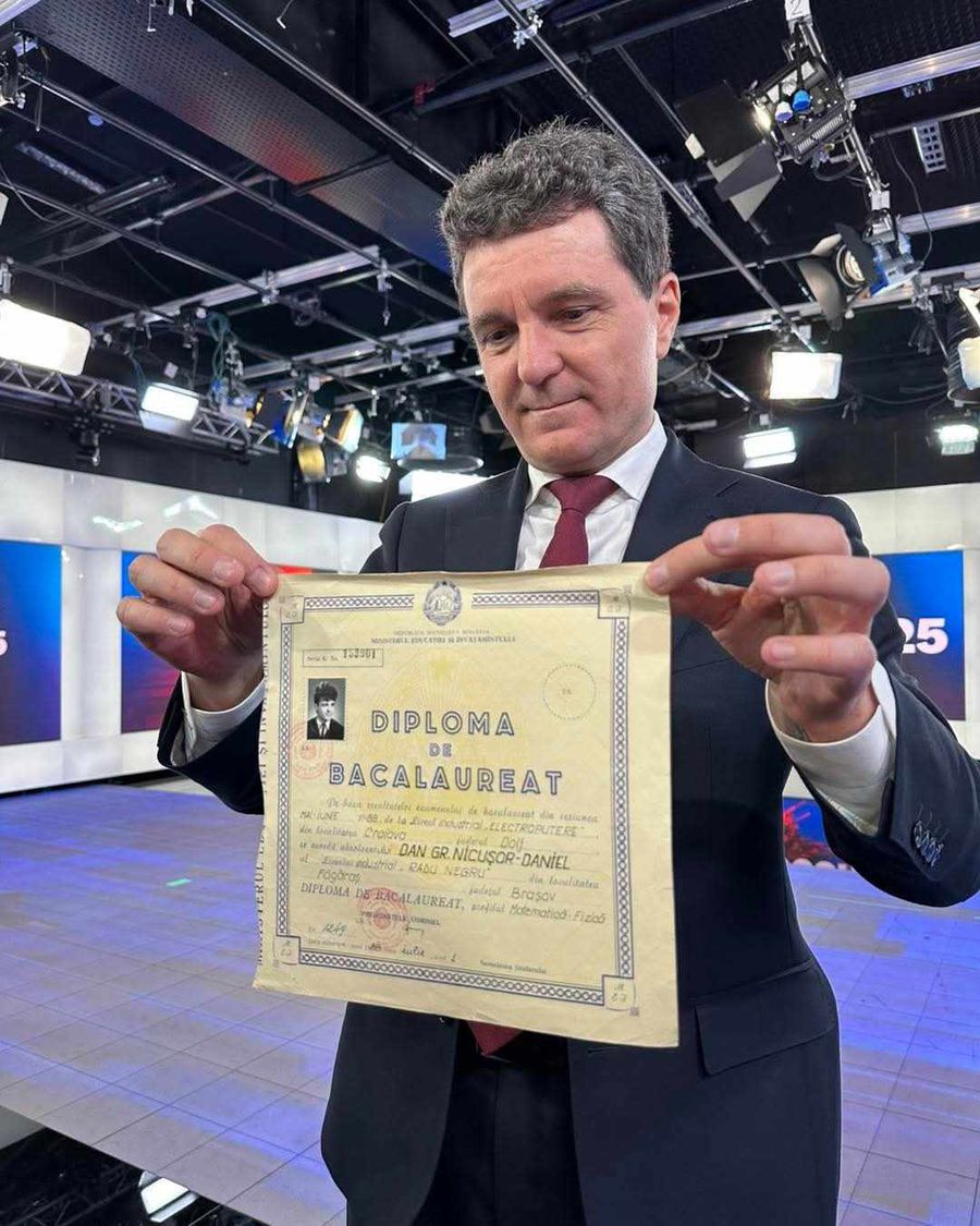 Nicușor Dan și-a arătat diploma de BAC și notele, după fake news-ul distribuit și de Marcel Pușcaș