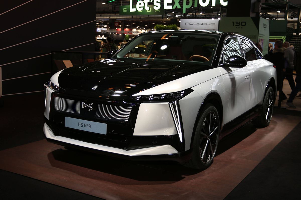 Președintele Franței va avea o mașină unică în lume! Imagini senzaționale cu SUV-ul electric