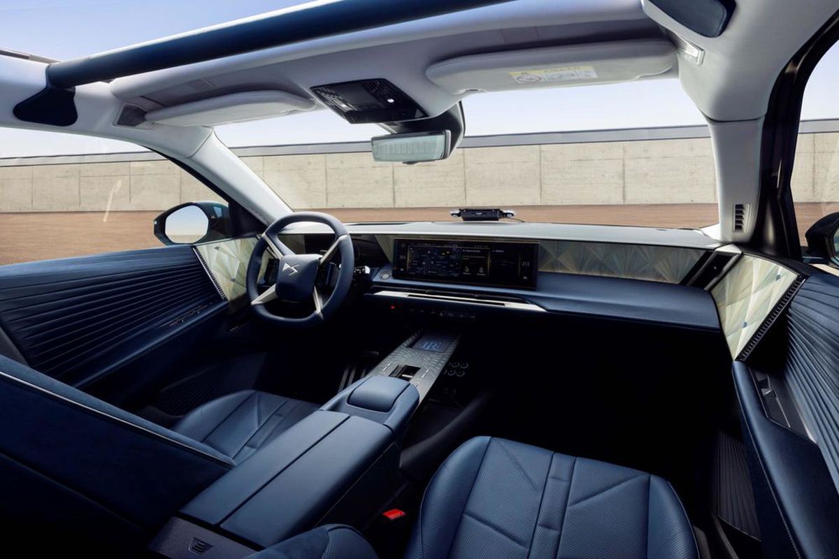 Președintele Franței va avea o mașină unică în lume! Imagini senzaționale cu SUV-ul electric