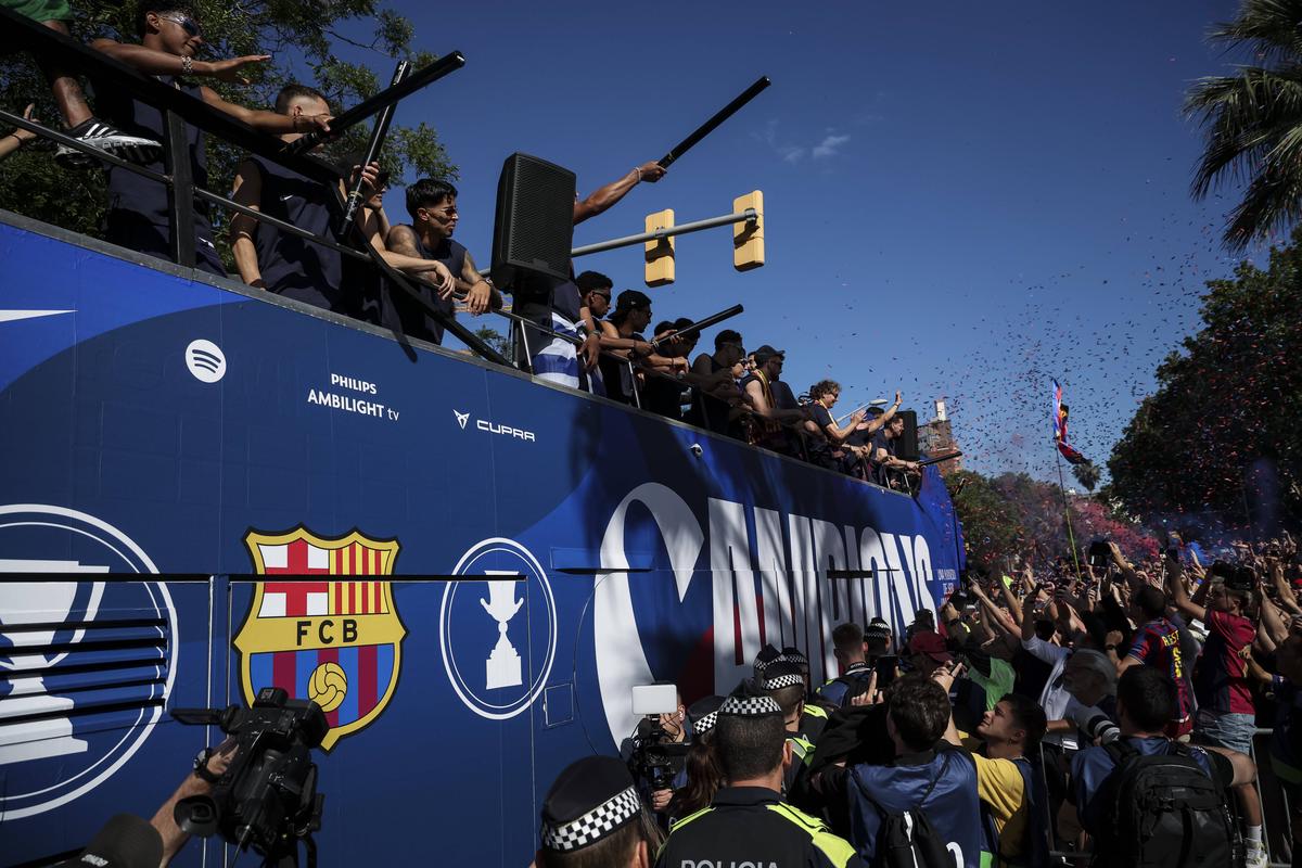 Sărbătoare catalană pe străzile Barcelonei » Țigări și gesturi obscene în autocarul descoperit al campionilor + ce și-a scris Yamal pe tricou