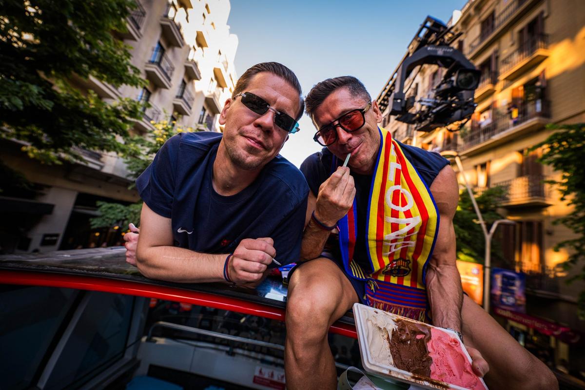 Sărbătoare catalană pe străzile Barcelonei » Țigări și gesturi obscene în autocarul descoperit al campionilor + ce și-a scris Yamal pe tricou