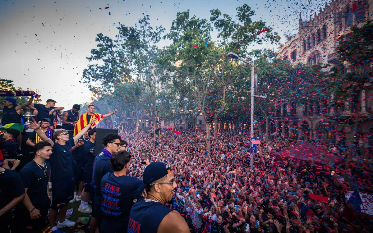 Sărbătoare catalană pe străzile Barcelonei » Țigări și gesturi obscene în autocarul descoperit al campionilor + ce și-a scris Yamal pe tricou