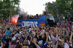 Sărbătoare catalană pe străzile Barcelonei » Țigări și gesturi obscene în autocarul descoperit al campionilor + ce și-a scris Yamal pe tricou