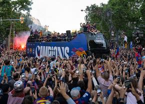 Sărbătoare catalană pe străzile Barcelonei » Țigări și gesturi obscene în autocarul descoperit al campionilor + ce și-a scris Yamal pe tricou