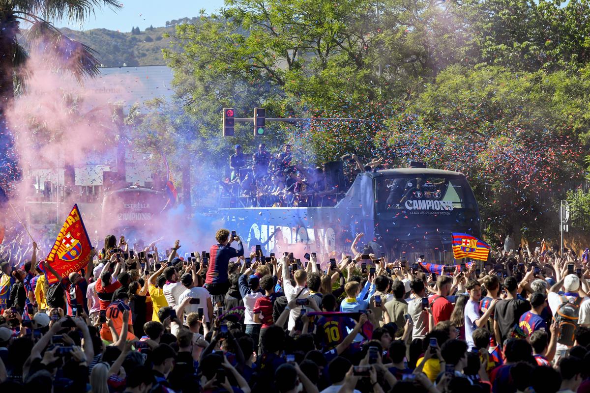 Sărbătoare catalană pe străzile Barcelonei » Țigări și gesturi obscene în autocarul descoperit al campionilor + ce și-a scris Yamal pe tricou