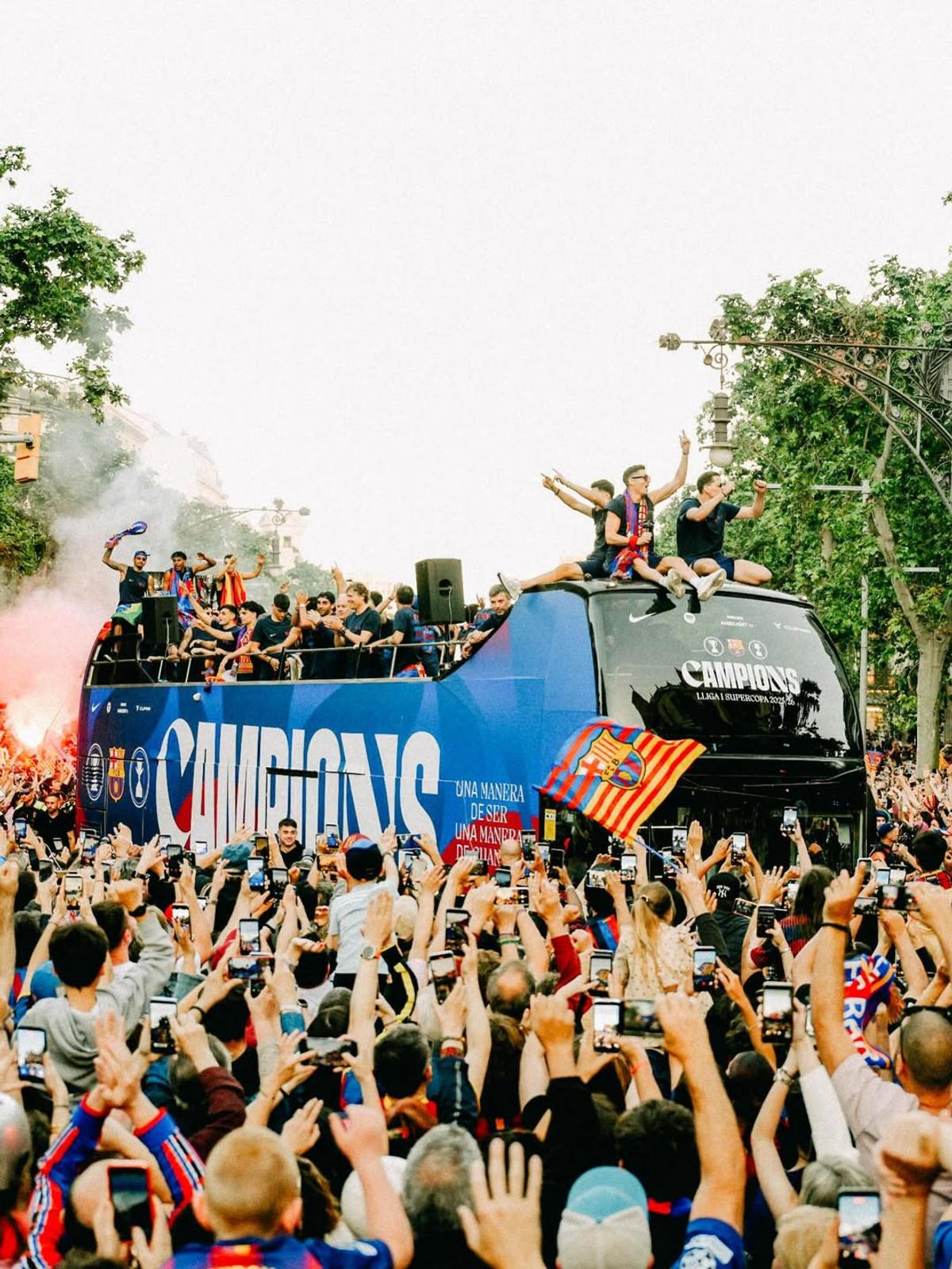 Sărbătoare catalană pe străzile Barcelonei » Țigări și gesturi obscene în autocarul descoperit al campionilor + ce și-a scris Yamal pe tricou