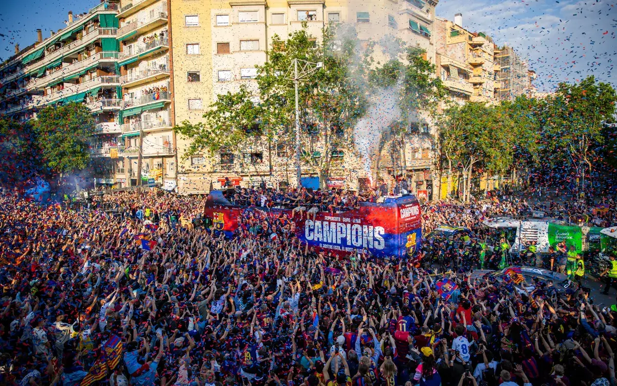 Sărbătoare catalană pe străzile Barcelonei » Țigări și gesturi obscene în autocarul descoperit al campionilor + ce și-a scris Yamal pe tricou