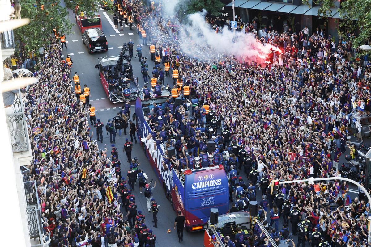 Sărbătoare catalană pe străzile Barcelonei » Țigări și gesturi obscene în autocarul descoperit al campionilor + ce și-a scris Yamal pe tricou