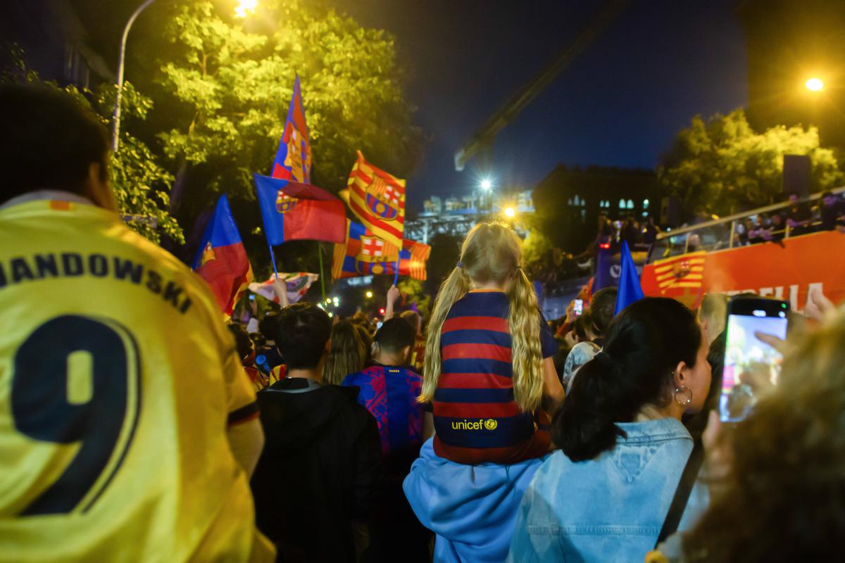 Sărbătoare catalană pe străzile Barcelonei » Țigări și gesturi obscene în autocarul descoperit al campionilor + ce și-a scris Yamal pe tricou