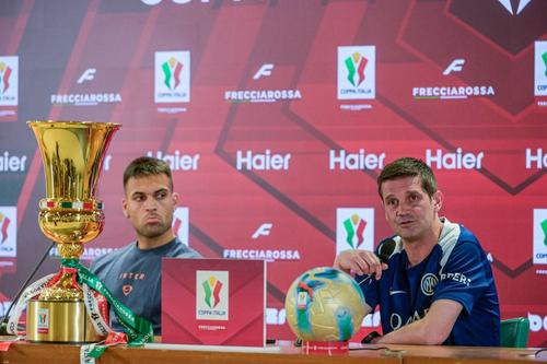 Lautaro Martinez și Cristi Chivu la conferința de presă premergătoare finalei Cupei Italiei / Foto: Imago Images