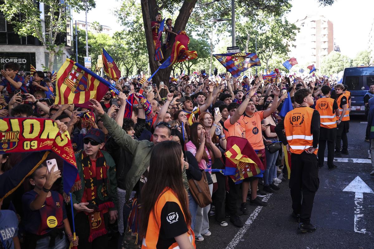 Sărbătoare catalană pe străzile Barcelonei » Țigări și gesturi obscene în autocarul descoperit al campionilor + ce și-a scris Yamal pe tricou