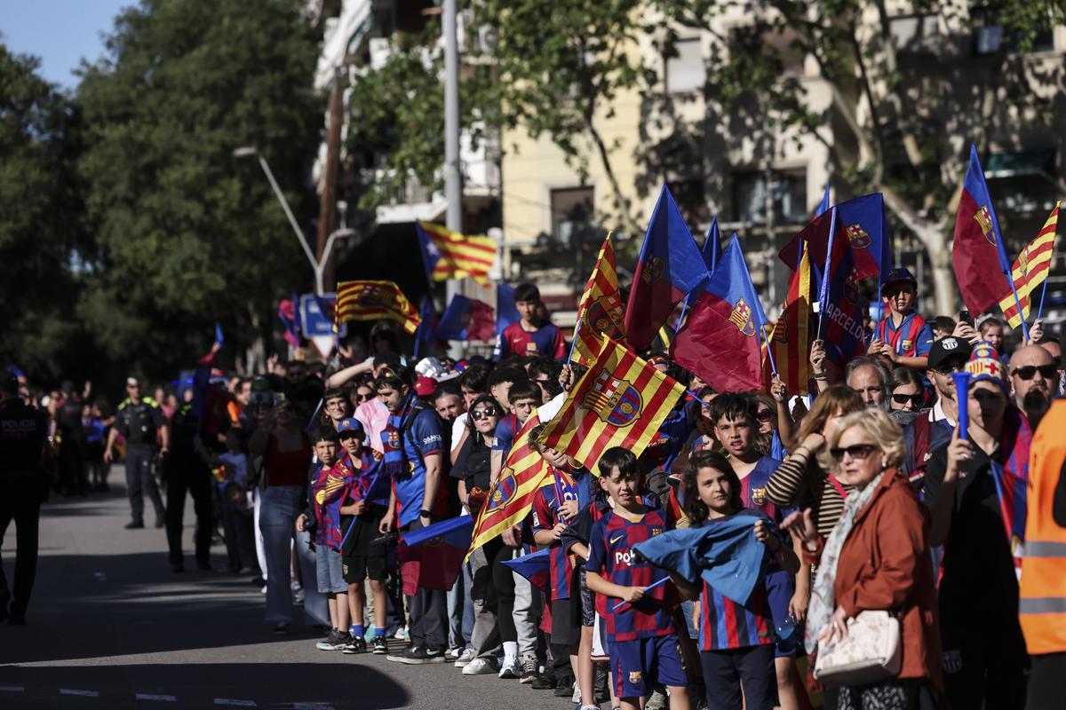Sărbătoare catalană pe străzile Barcelonei » Țigări și gesturi obscene în autocarul descoperit al campionilor + ce și-a scris Yamal pe tricou