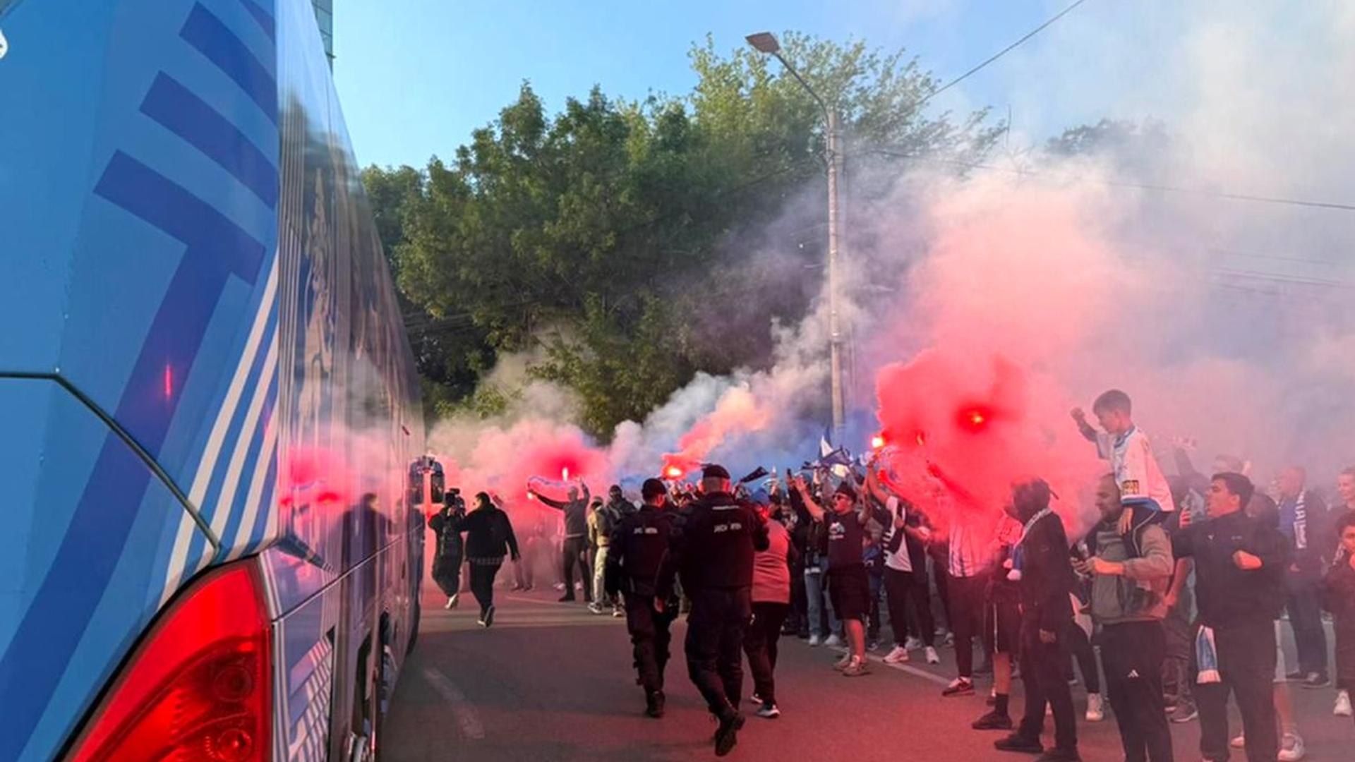 Suporterii U Cluj adunați în Piața Mare la Sibiu înaintea finalei Cupei României, pregătindu-se pentru deplasare fani Craiova cu trenul. | sursa foto: Gazeta Sporturilor
