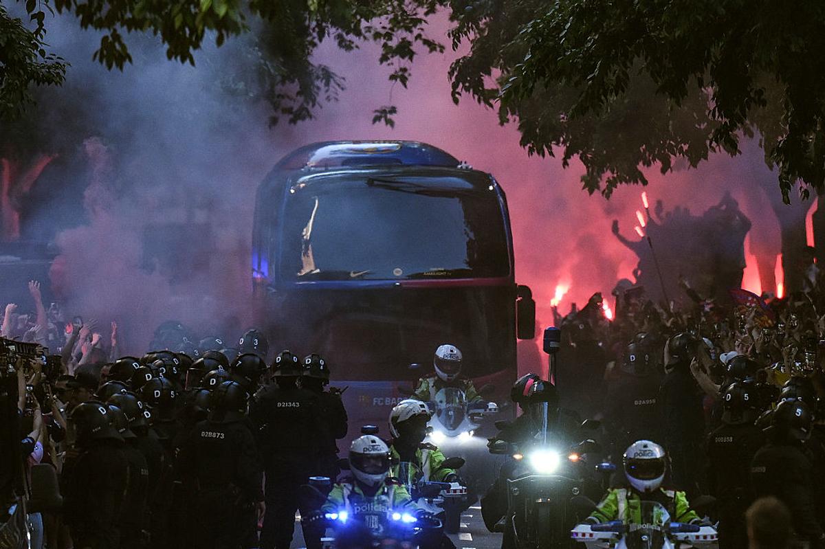 Sărbătoare catalană pe străzile Barcelonei » Țigări și gesturi obscene în autocarul descoperit al campionilor + ce și-a scris Yamal pe tricou