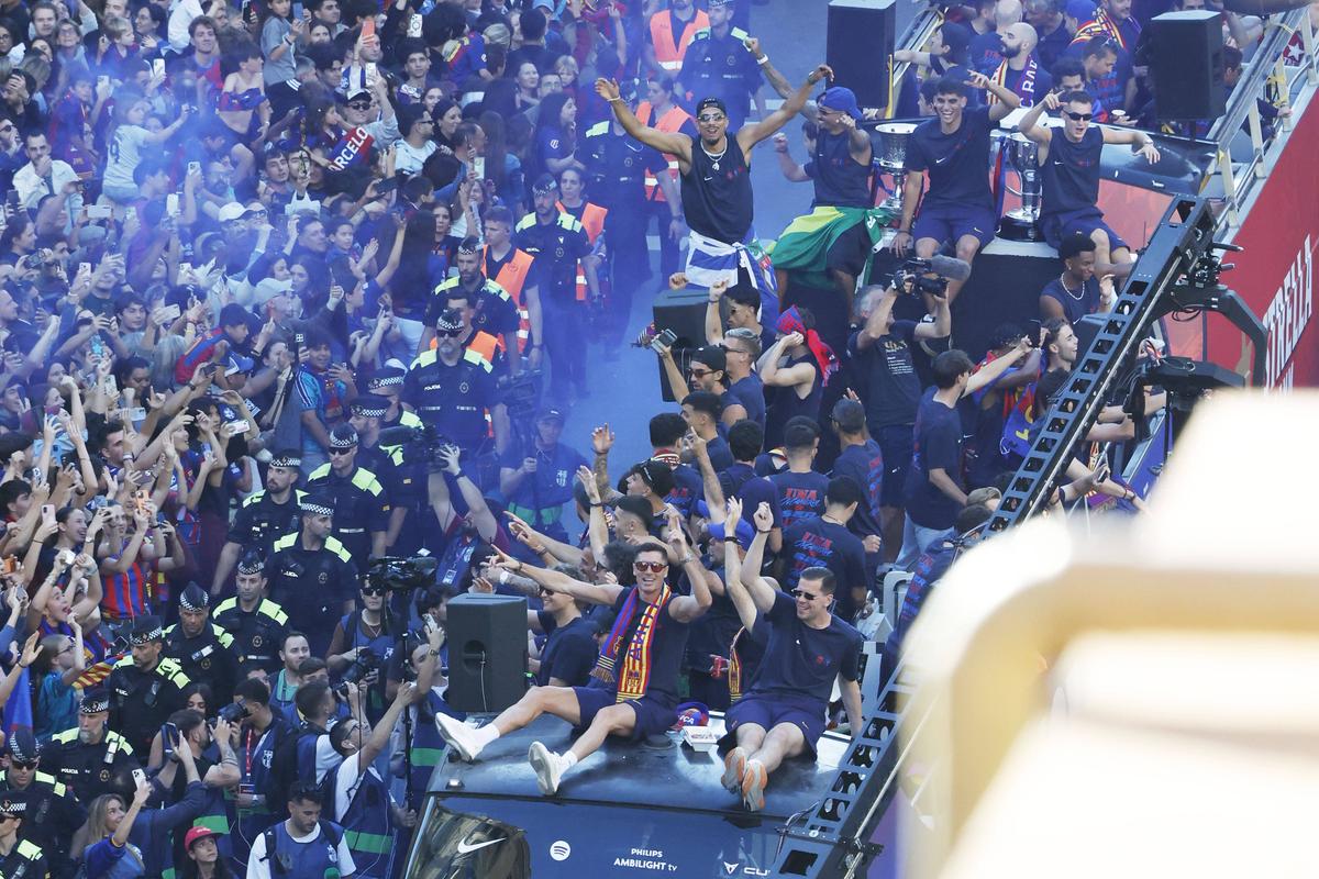 Sărbătoare catalană pe străzile Barcelonei » Țigări și gesturi obscene în autocarul descoperit al campionilor + ce și-a scris Yamal pe tricou
