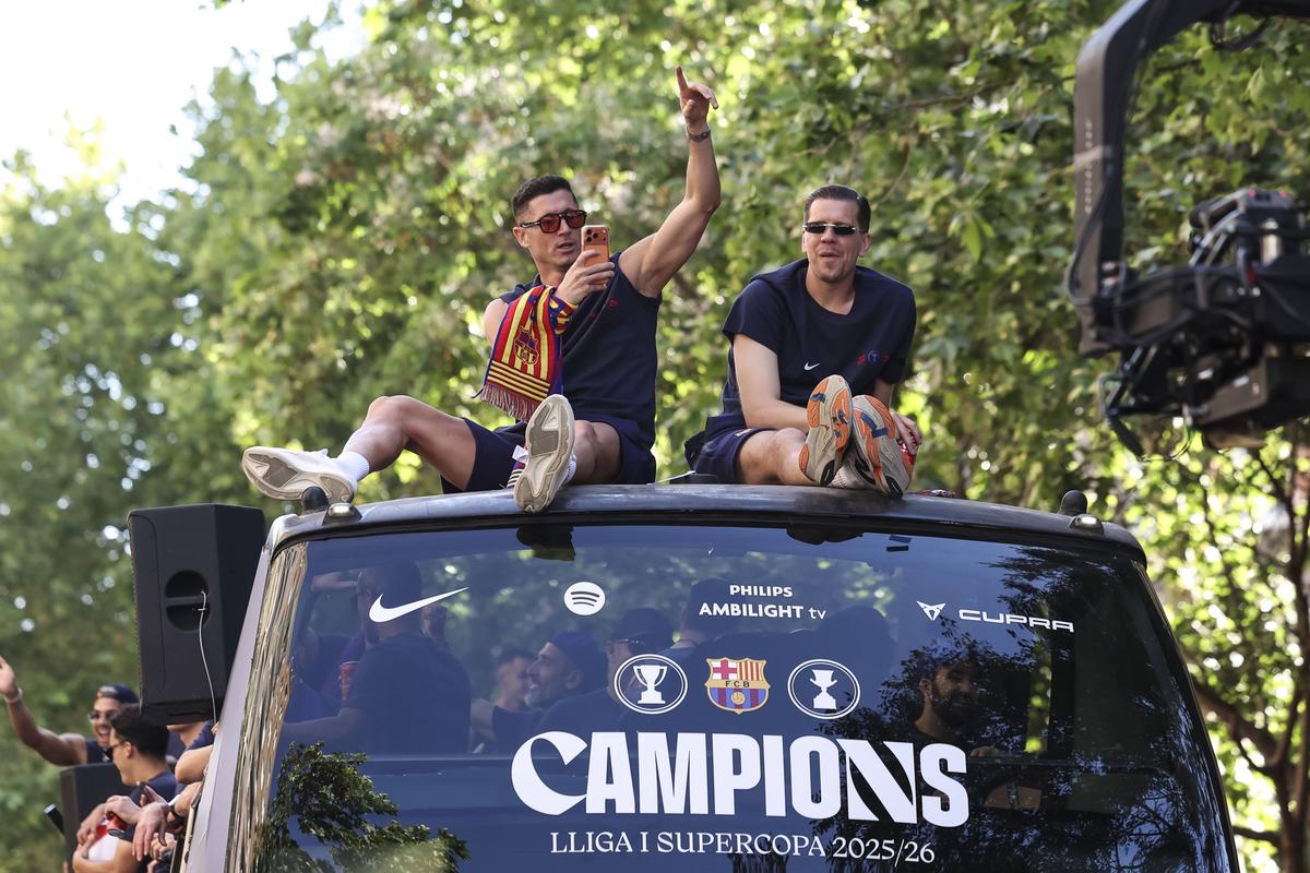 Sărbătoare catalană pe străzile Barcelonei » Țigări și gesturi obscene în autocarul descoperit al campionilor + ce și-a scris Yamal pe tricou