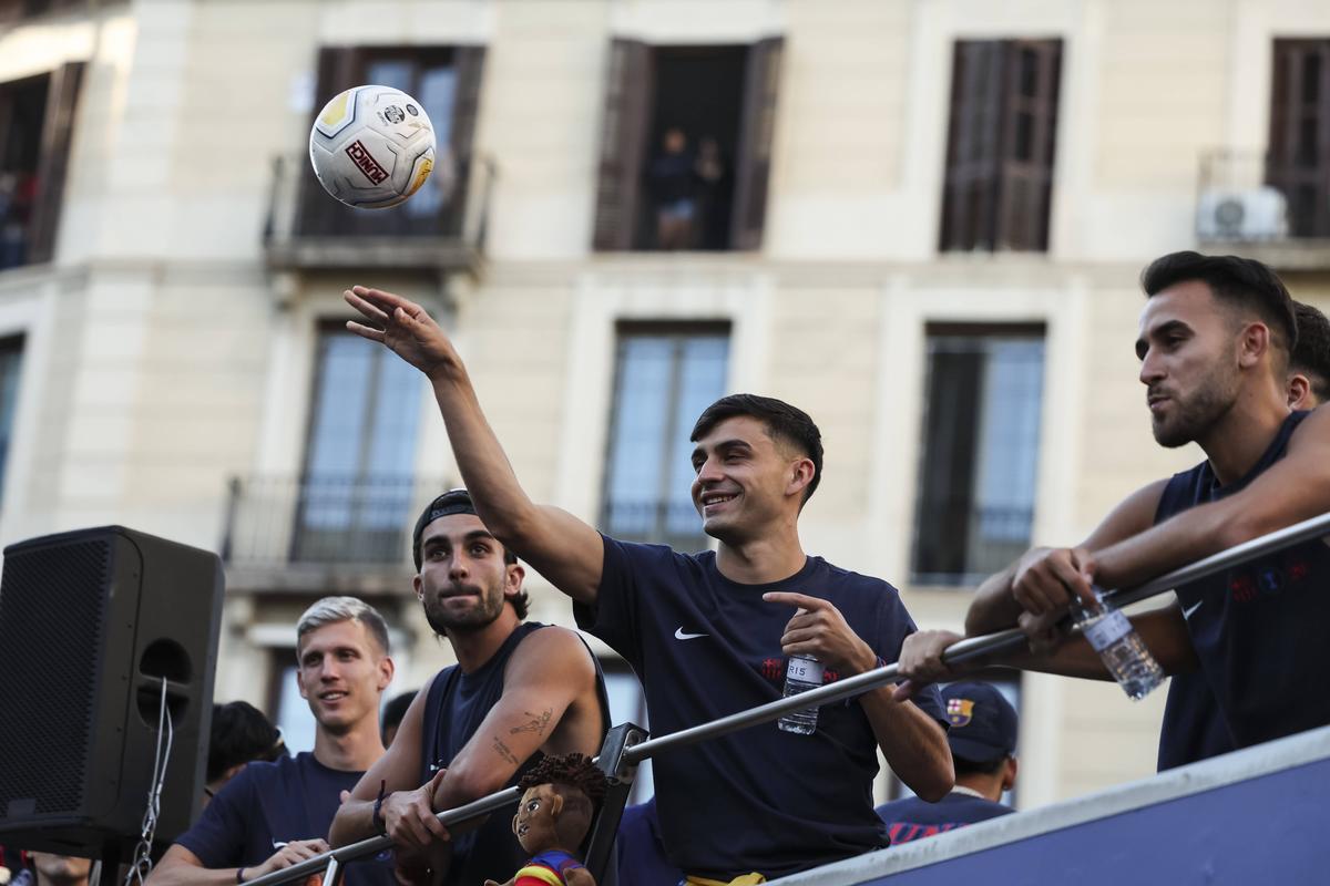 Sărbătoare catalană pe străzile Barcelonei » Țigări și gesturi obscene în autocarul descoperit al campionilor + ce și-a scris Yamal pe tricou