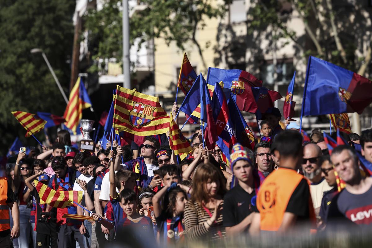 Sărbătoare catalană pe străzile Barcelonei » Țigări și gesturi obscene în autocarul descoperit al campionilor + ce și-a scris Yamal pe tricou