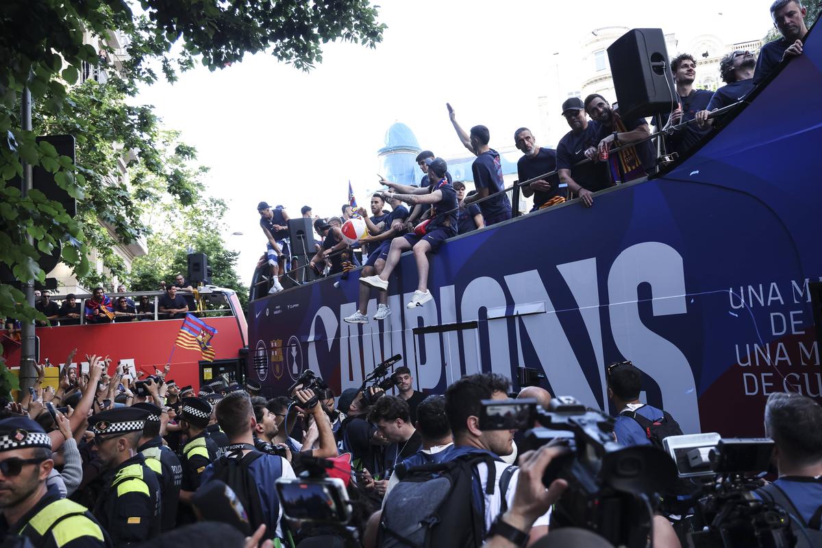 Sărbătoare catalană pe străzile Barcelonei » Țigări și gesturi obscene în autocarul descoperit al campionilor + ce și-a scris Yamal pe tricou