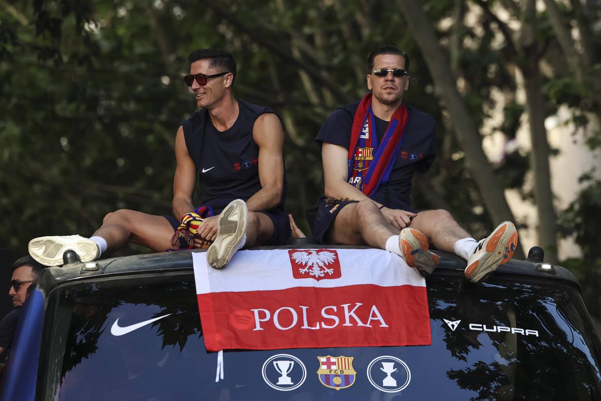 Sărbătoare catalană pe străzile Barcelonei » Țigări și gesturi obscene în autocarul descoperit al campionilor + ce și-a scris Yamal pe tricou