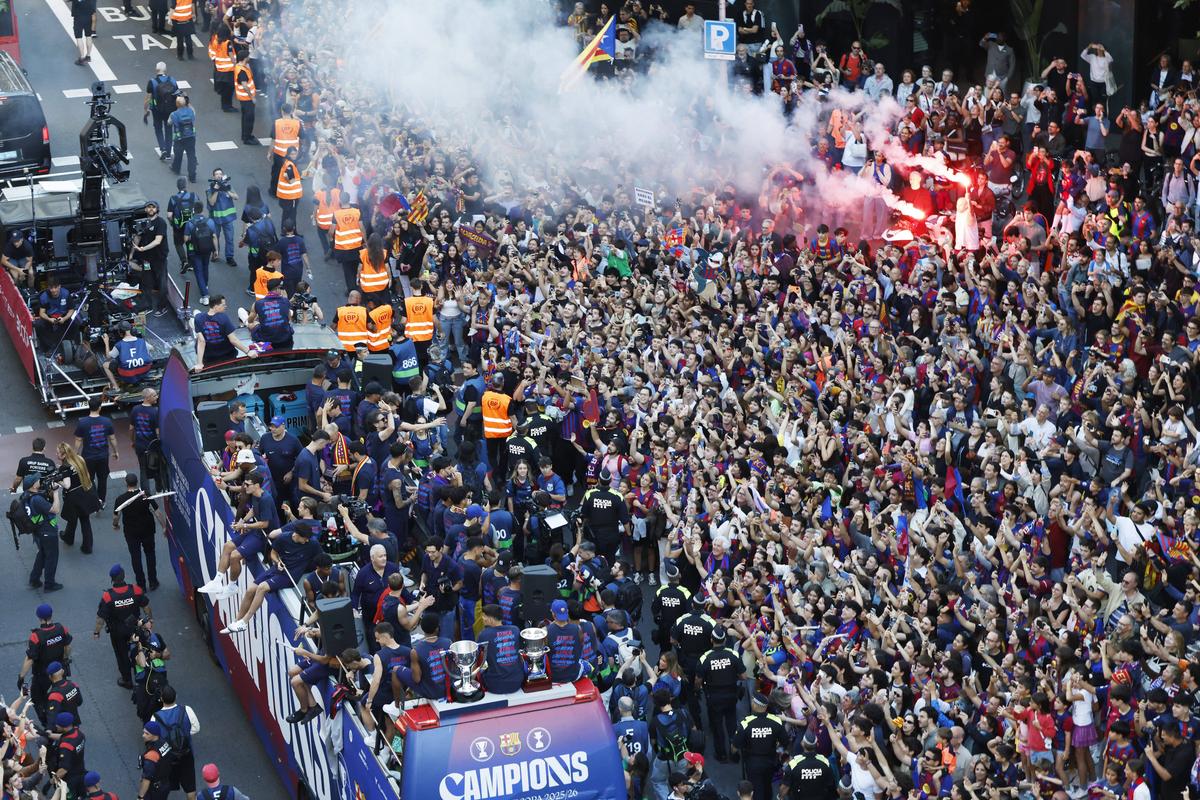 Sărbătoare catalană pe străzile Barcelonei » Țigări și gesturi obscene în autocarul descoperit al campionilor + ce și-a scris Yamal pe tricou