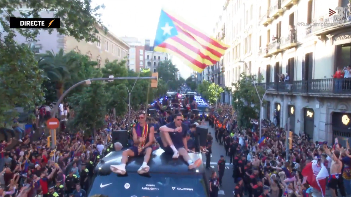 Sărbătoare catalană pe străzile Barcelonei » Țigări și gesturi obscene în autocarul descoperit al campionilor + ce și-a scris Yamal pe tricou