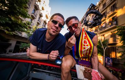 Sărbătoare catalană pe străzile Barcelonei » Țigări și gesturi obscene în autocarul descoperit al campionilor + ce și-a scris Yamal pe tricou