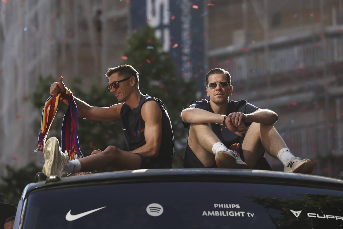 Sărbătoare catalană pe străzile Barcelonei » Țigări și gesturi obscene în autocarul descoperit al campionilor + ce și-a scris Yamal pe tricou