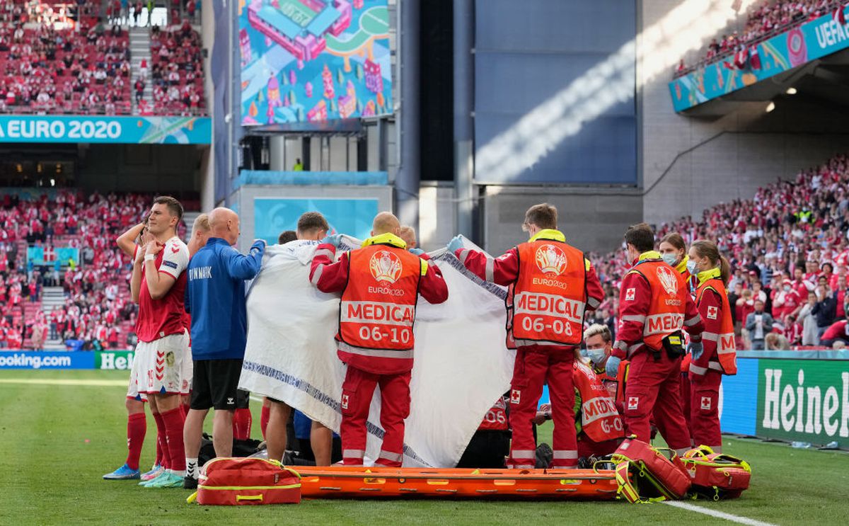 Eriksen a fost stabilizat la spital, după ce s-a prăbușit pe teren » Vorbește și respiră singur