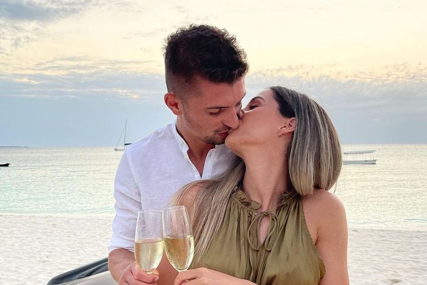 Florin Tănase, golgeterul lui FCSB din sezonul trecut, a cerut-o în căsătorie pe Medeea Turcescu, alături de care se află într-o relație de mai bine de 6 ani.