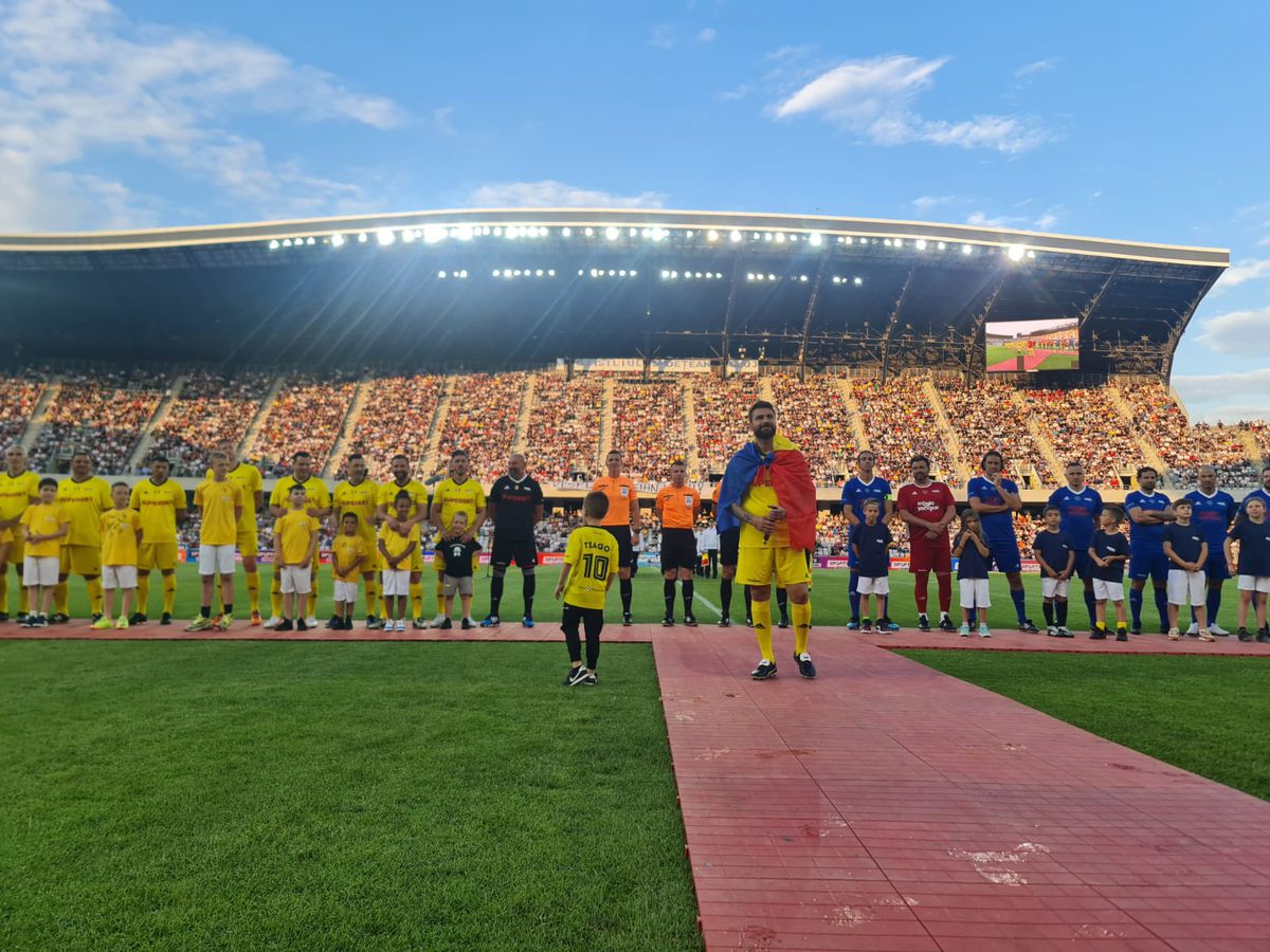 3-3 la meciul de retragere al lui Mutu » „Briliantul” a marcat din pasa lui Hagi, apoi a schimbat echipa. Imagini tari de pe Cluj Arena