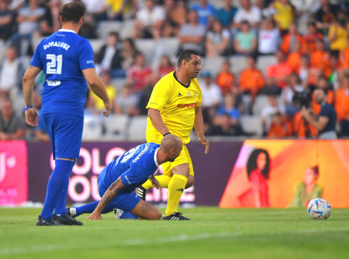 3-3 la meciul de retragere al lui Mutu » „Briliantul” a marcat din pasa lui Hagi, apoi a schimbat echipa. Imagini tari de pe Cluj Arena