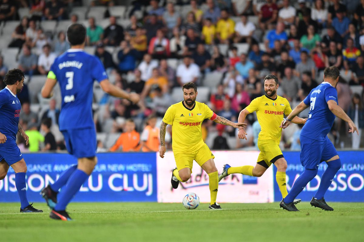 3-3 la meciul de retragere al lui Mutu » „Briliantul” a marcat din pasa lui Hagi, apoi a schimbat echipa. Imagini tari de pe Cluj Arena