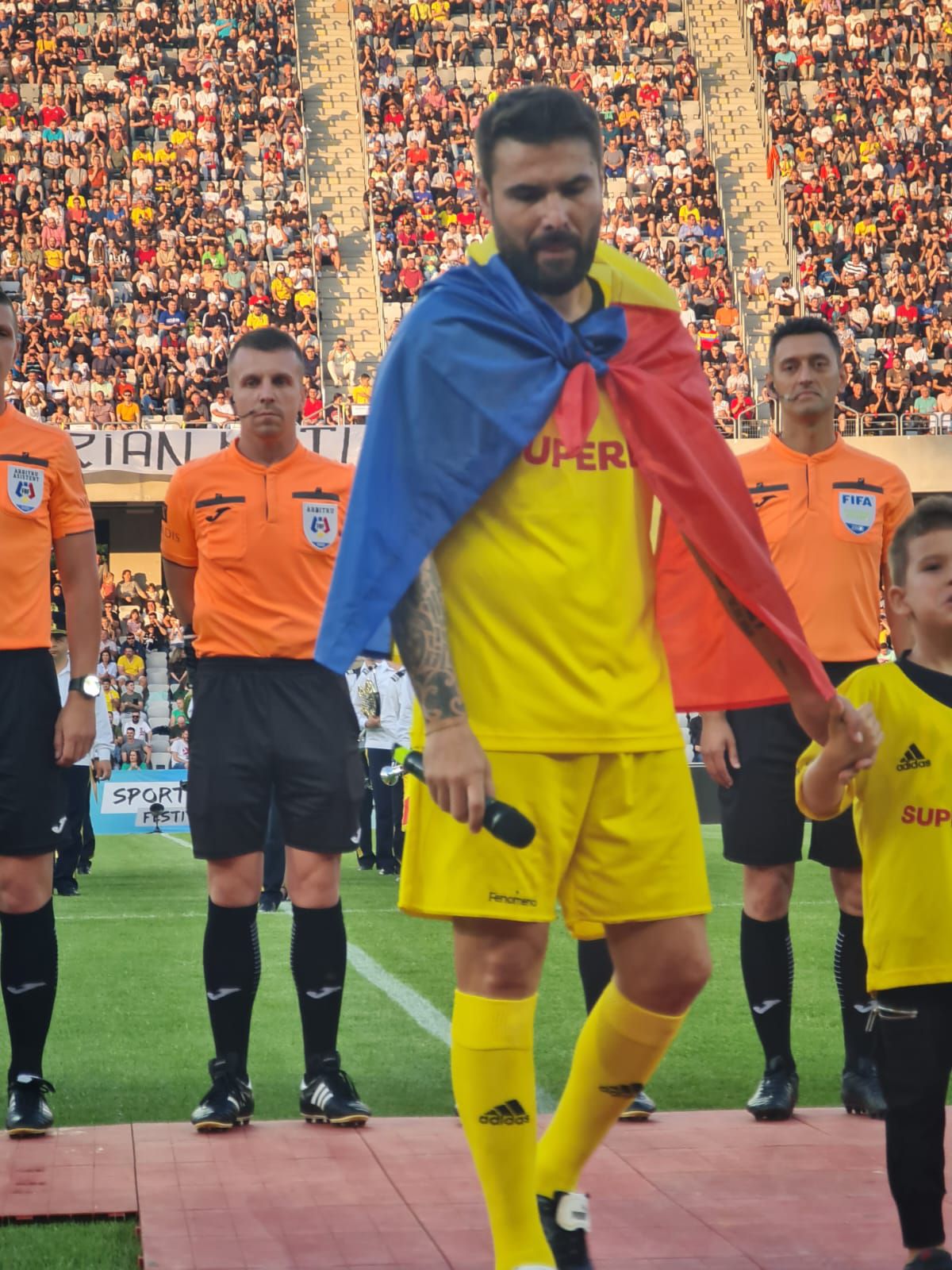 Mutu: „A fost o seară minunată! Eram puțin panicat când am văzut că lumea a intrat pe teren și fiul meu era pe bancă”