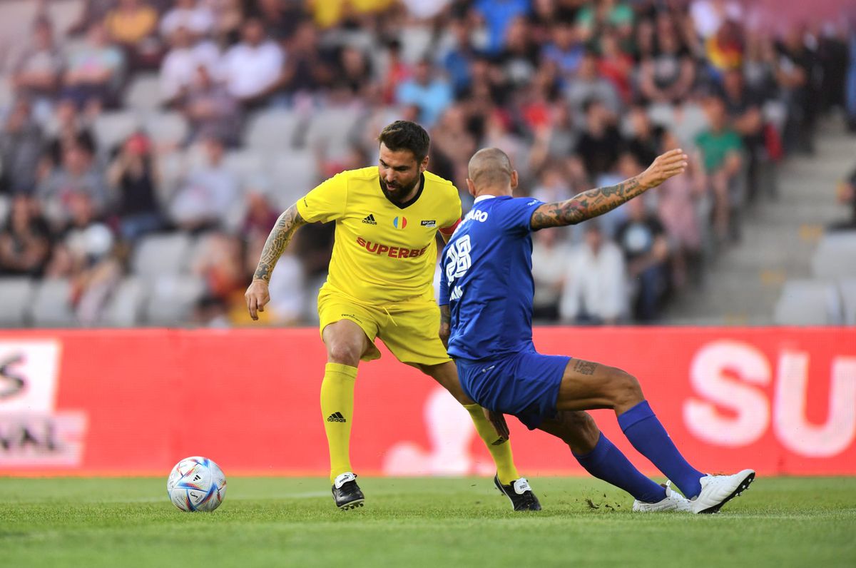 3-3 la meciul de retragere al lui Mutu » „Briliantul” a marcat din pasa lui Hagi, apoi a schimbat echipa. Imagini tari de pe Cluj Arena