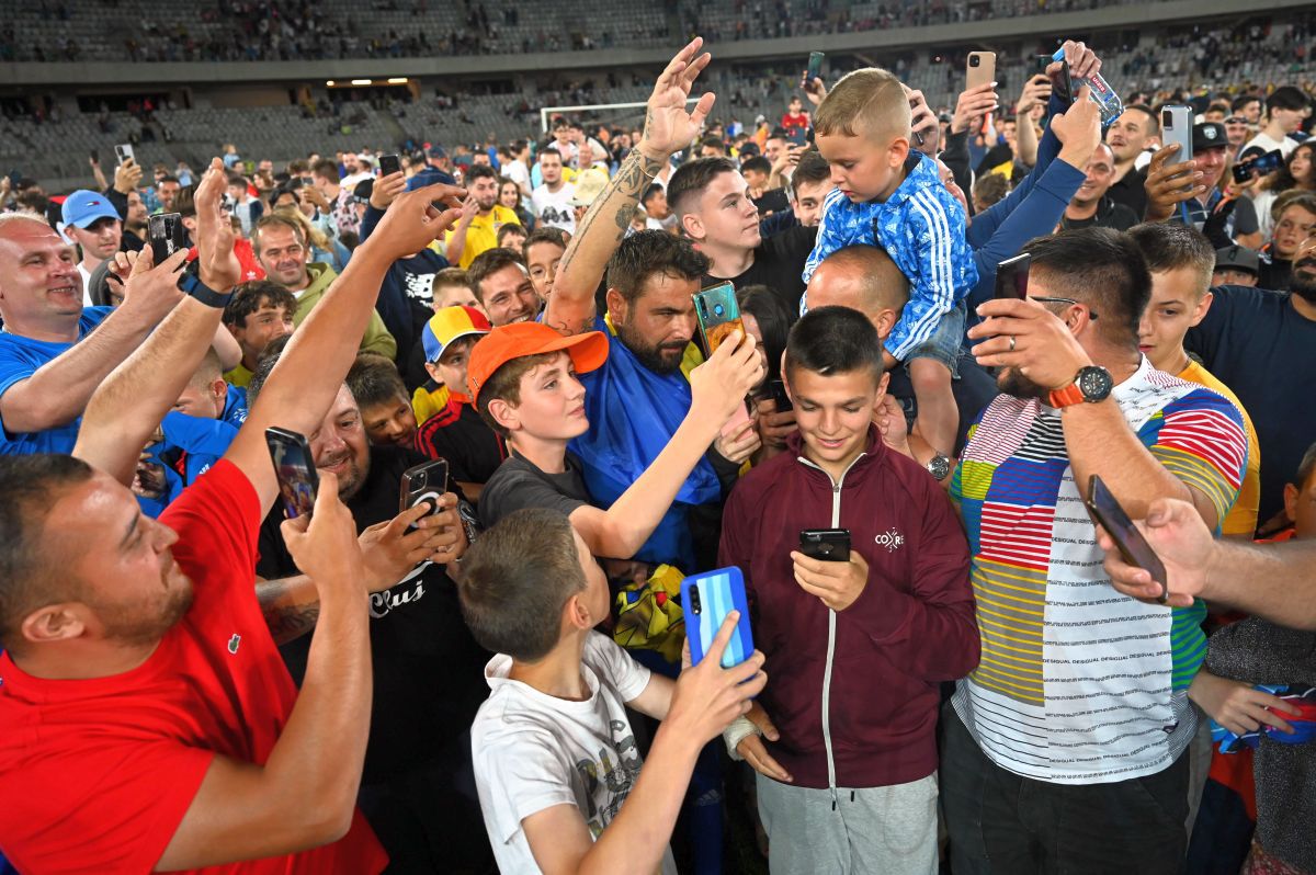 Mutu: „A fost o seară minunată! Eram puțin panicat când am văzut că lumea a intrat pe teren și fiul meu era pe bancă”