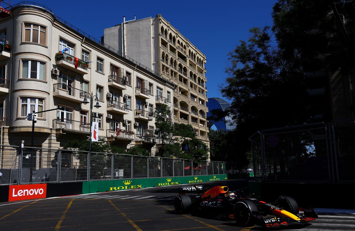 Verstappen câștigă în Baku, într-o zi de COȘMAR pentru Ferrari! Titlul piloților devine o „afacere” Red Bull