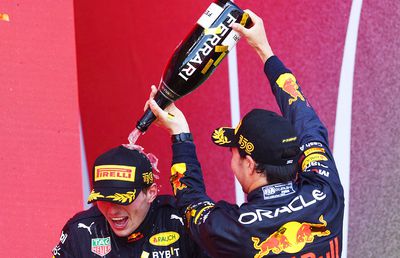 Verstappen câștigă în Baku, într-o zi de COȘMAR pentru Ferrari! Titlul piloților devine o „afacere” Red Bull