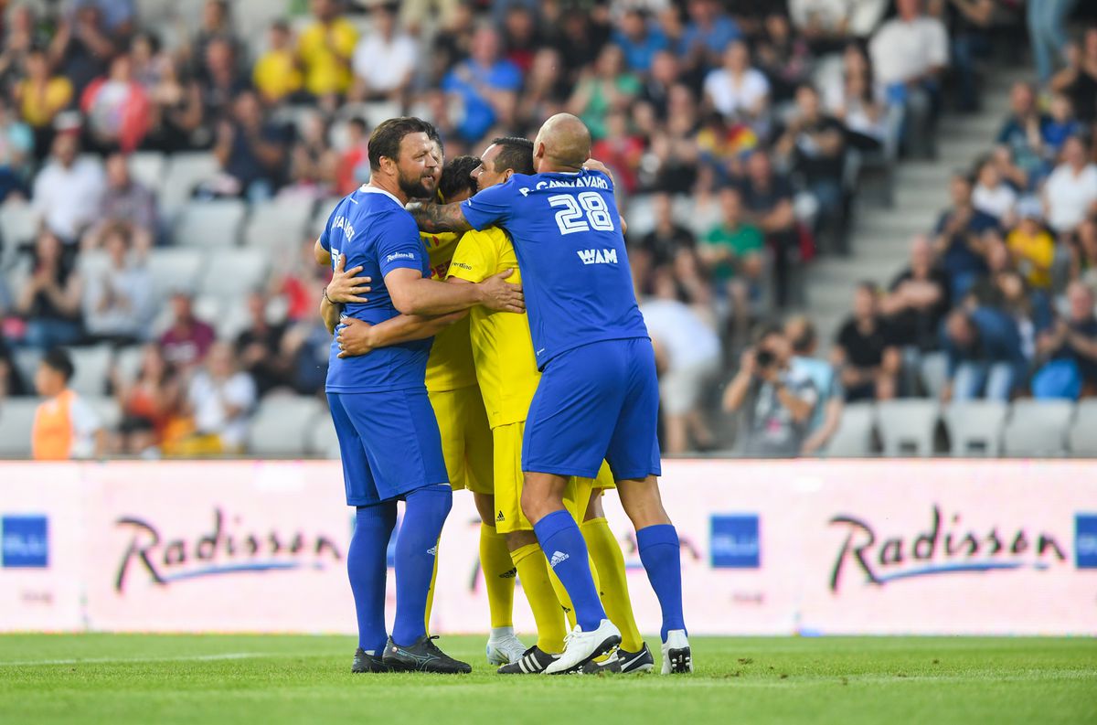 3-3 la meciul de retragere al lui Mutu » „Briliantul” a marcat din pasa lui Hagi, apoi a schimbat echipa. Imagini tari de pe Cluj Arena