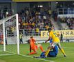 România - Finlanda 1-0 » Cornel Dinu consideră că Edi Iordănescu n-a fost inspirat alegând să se retragă în repriza a doua, când nordicii au fost aproape de egalare în mai multe rânduri.