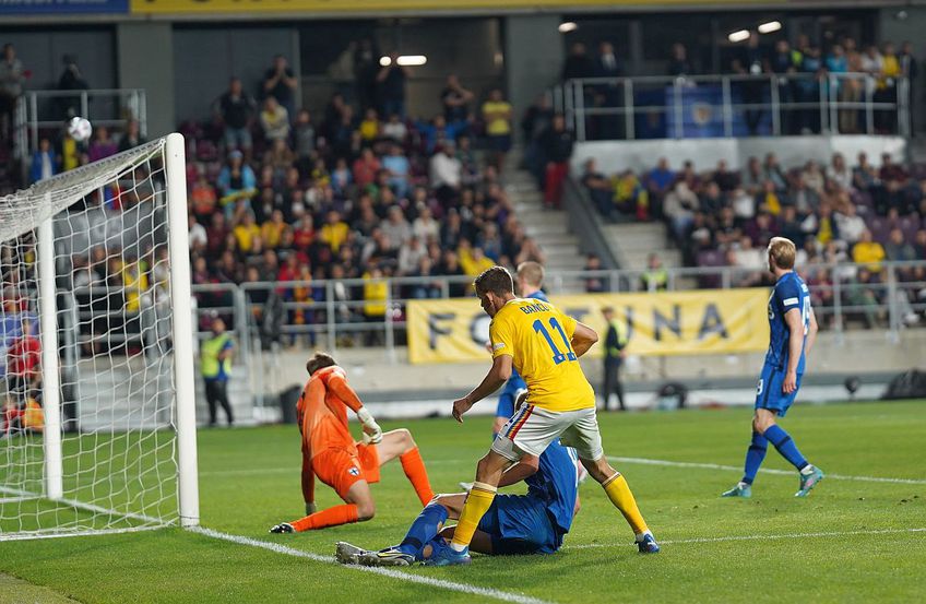 România - Finlanda 1-0 » Cornel Dinu consideră că Edi Iordănescu n-a fost inspirat alegând să se retragă în repriza a doua, când nordicii au fost aproape de egalare în mai multe rânduri.