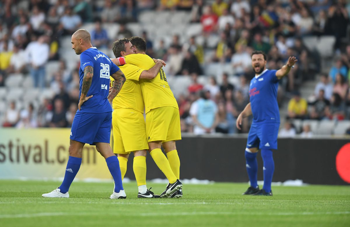 Mutu: „A fost o seară minunată! Eram puțin panicat când am văzut că lumea a intrat pe teren și fiul meu era pe bancă”