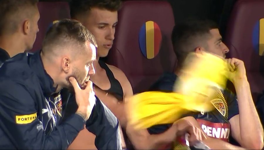 FOTO: Captură as.ro Tavi Popescu, criticat pentru gestul nervos de la schimbare: „Nu ai cum să faci asta!”