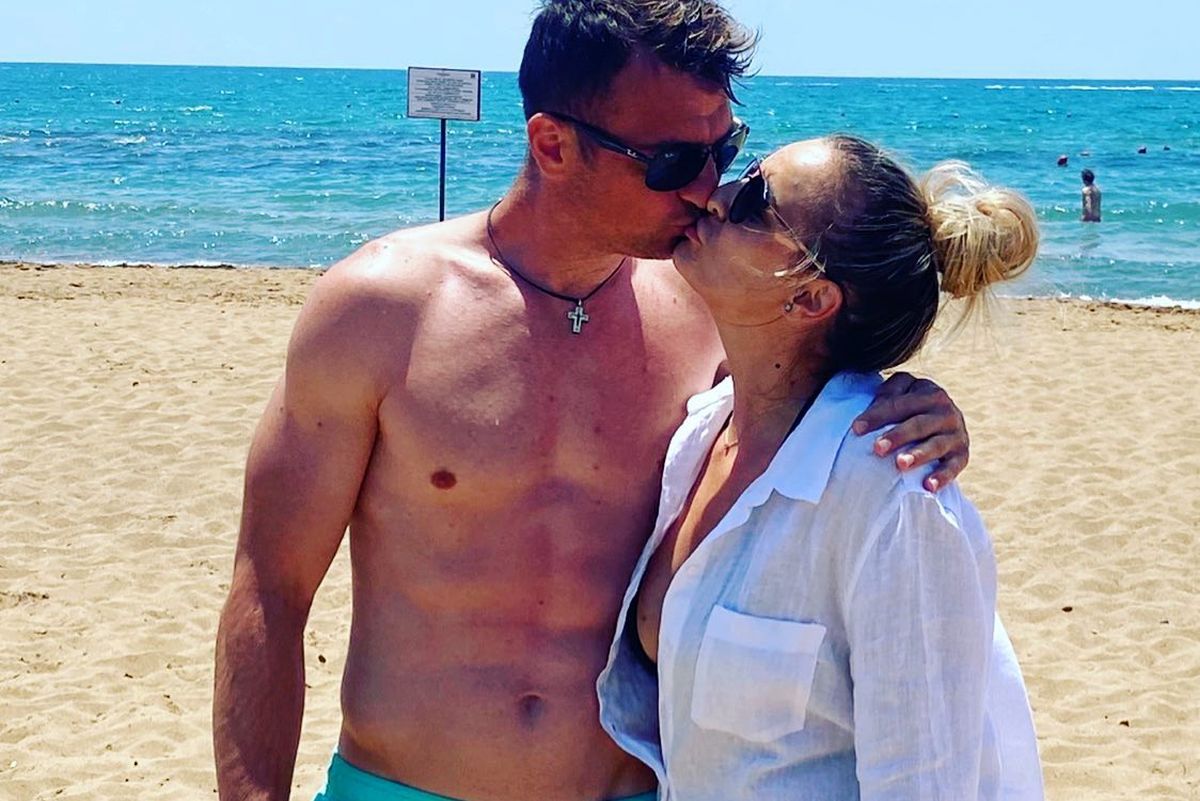 Îl recunoști? Fostul campion cu Dinamo, un pachet de mușchi la 42 de ani! Apariție spectaculoasă la plajă, alături de soție