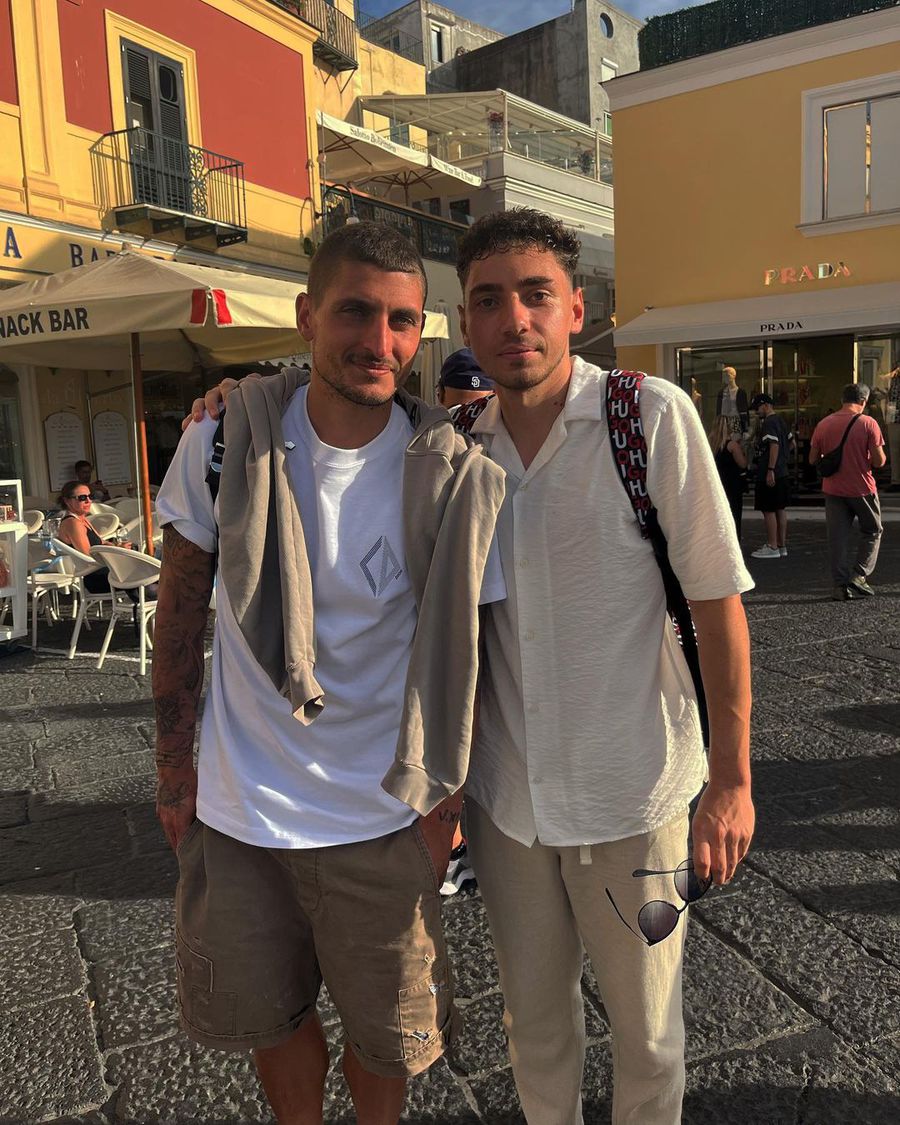 Ahmed Bani s-a pozat în vacanță cu un fotbalist celebru și a fost inundat de comentarii amuzante: „El a vrut poză cu tine, pot să jur” + „Îl aduci la Dinamo?”