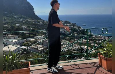 Ahmed Bani s-a pozat în vacanță cu un fotbalist celebru și a fost inundat de comentarii amuzante: „El a vrut poză cu tine, pot să jur” + „Îl aduci la Dinamo?”