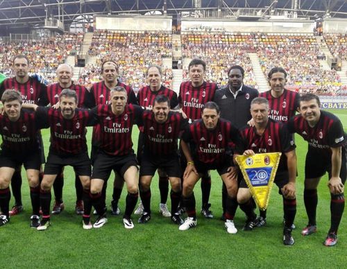 Contra, al patrulea de pe rândul de jos, la o partidă amicală alături de legendele lui AC Milan, în 2016